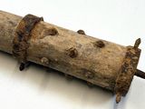 un morceau de bois cloué posé sur une table