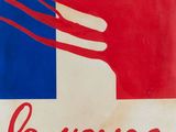 une affiche rouge, blanche et bleue sur laquelle est inscrit « le rouge »