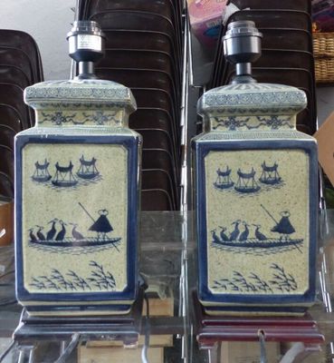 une paire de salières et poivrières bleues et blanches posées sur une table en verre