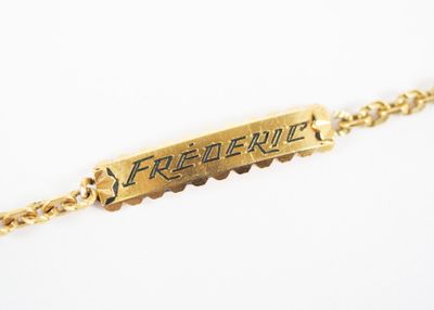 bracelet plaqué or sur lequel est gravé le mot « preverte »