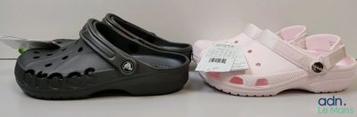 deux paires de chaussures d'enfants posées sur une table