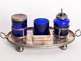 un plateau en argent sur lequel sont posés deux bocaux en verre bleu
