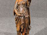 statue en bronze d'une femme tenant un oiseau dans sa main