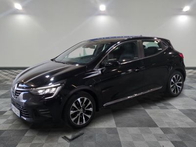 une voiture noire garée dans un garage au sol en damier