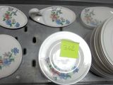 de nombreuses assiettes et cuillères disposées sur un plateau