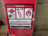 une photo d'une boîte rouge contenant des outils