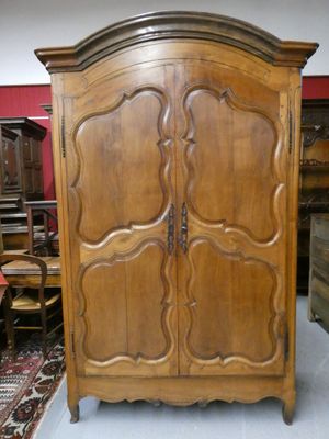 Armoire en merisier et châtaignier moulurés, corniche à chap…