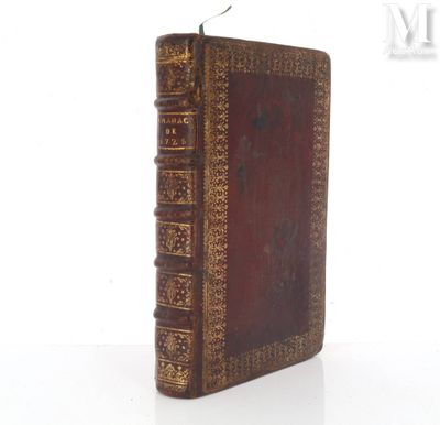 un vieux livre posé sur une surface blanche