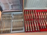 beaucoup d'argenterie dans un coffret sur une table