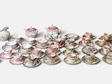 de nombreuses petites assiettes et bols posés sur une table
