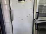 un réfrigérateur blanc dans le coin d'une pièce