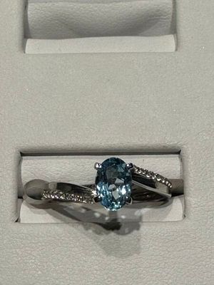 l'image d'une bague ornée d'une topaze bleue
