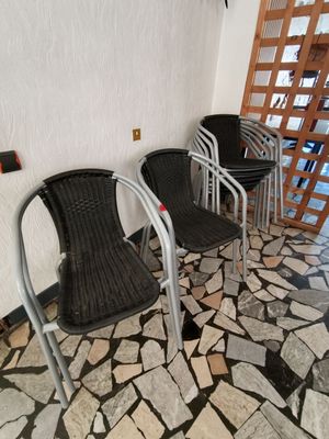 trois chaises posées sur un sol carrelé