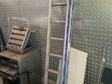 une échelle adossée au mur d'une pièce