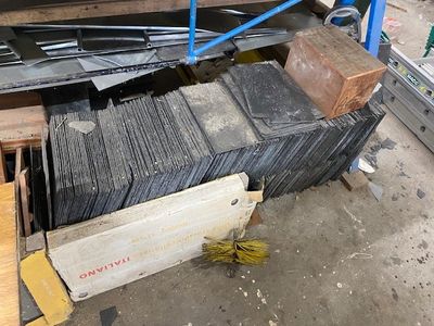 un tas de bric-à-brac à l'arrière d'un camion