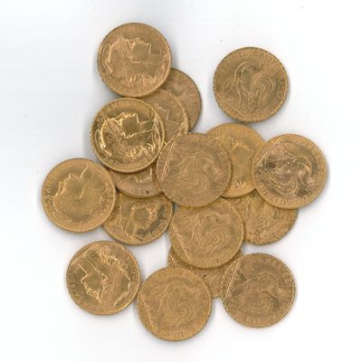 une pile de pièces d'or sur une surface blanche