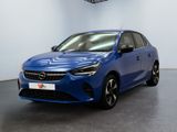 une voiture bleue garée dans une pièce aux murs blancs