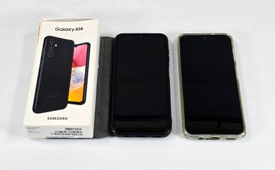 Deux Samsung Galaxy A8S sont posés l'un à côté de l'autre