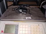 une photo d'une balance posée sur une table, sur laquelle se trouve un ordinateur portable