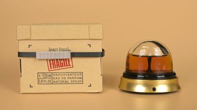 an image of a small light that is on top of a box