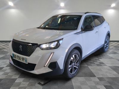 le suv blanc est garé sur le sol en damier d'une pièce
