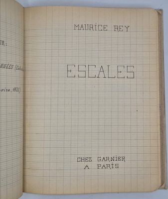 un livre ouvert sur lequel figure le nom d'un homme en noir et blanc