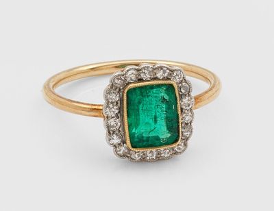 une bague en émeraude et diamant