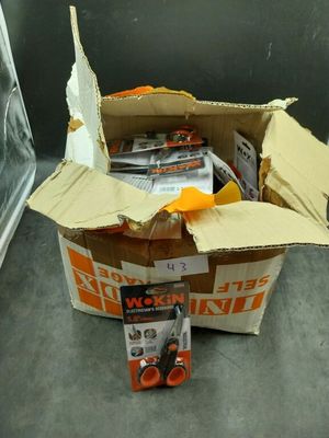 une boîte en carton contenant un certain nombre d'objets
