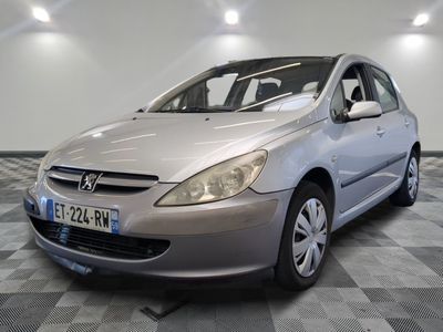 la photo d'une voiture argentée garée dans un garage