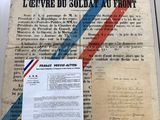 un vieux journal français orné d'une bande rouge, blanche et bleue
