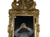 un homme se prenant en photo dans un miroir