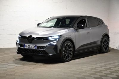 La voiture argentée est garée dans un garage dont le sol est à damier.