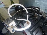 une cuisinière sur laquelle sont posées tout un tas de casseroles et de poêles