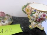 deux vases posés sur une table sur laquelle se trouve un mot
