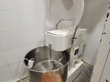 une photo d'une cuisine avec un grand saladier rempli de nourriture