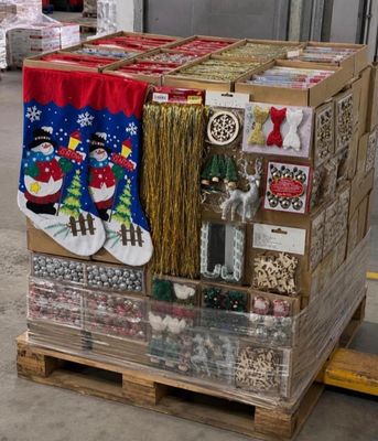 une palette sur laquelle sont empilées des décorations de Noël