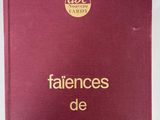 le livre est posé sur une surface blanche, à côté d'un stylo rose