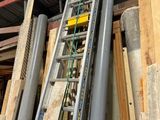 une échelle appuyée contre un tas de bois