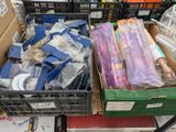 de nombreuses boîtes de papier toilette et d'autres articles dans le magasin