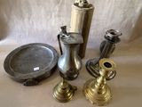 de nombreux objets anciens en laiton posés sur une table