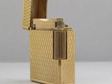 un briquet en or posé sur une table