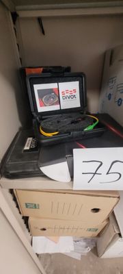 un ordinateur portable posé sur une boîte dans un placard