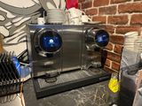 une machine à café posée sur un comptoir