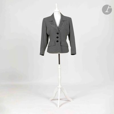 un gros plan d'un costume sur un mannequin posé sur un support