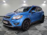 un SUV Ford Kuga bleu garé dans un garage