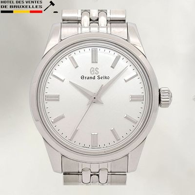 gros plan d'une montre sur fond blanc