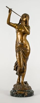 statue en bronze représentant une femme tenant un club de golf, posée sur un socle en marbre