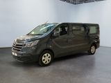 une photo d'une camionnette dans un showroom
