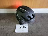 un casque posé par terre à côté d'un panneau