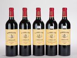 quatre bouteilles de vin rouge sont alignées